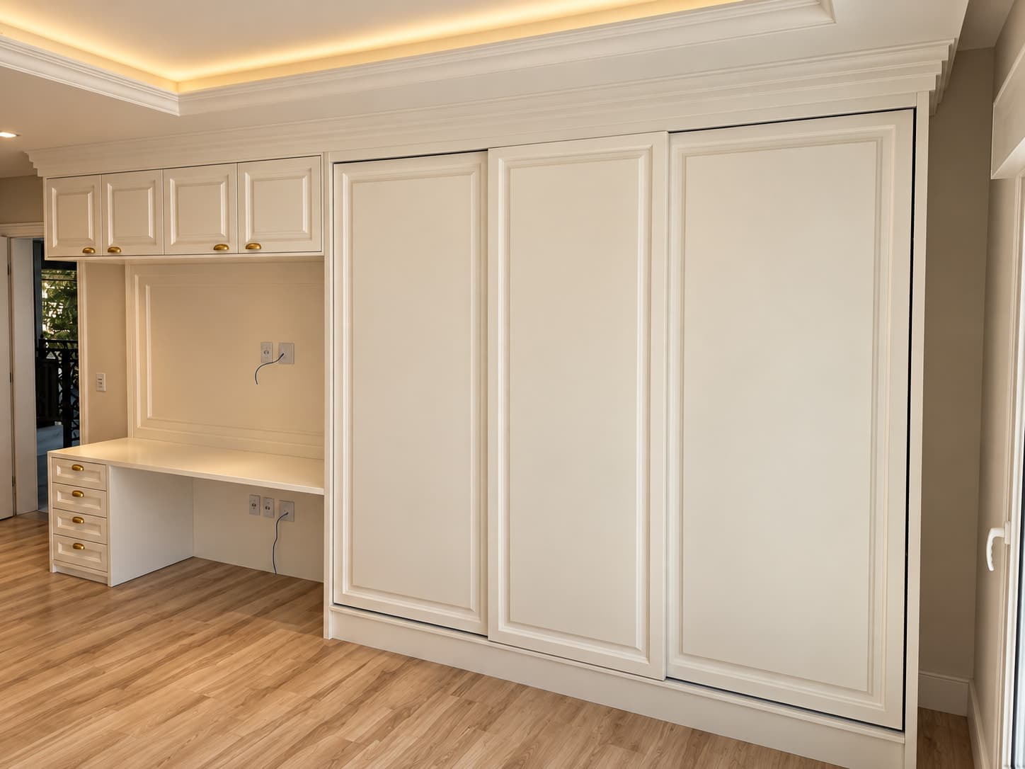 Quarto com guarda-roupa de portas almofadadas, escrivaninha integrada e sanca iluminada